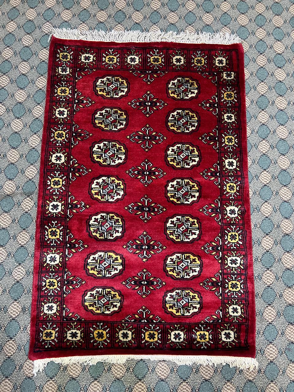 (78 cm x 118 cm x 2.5) Moori Bukhara Geometric Medallion Design Hand Knotted Persian Rug